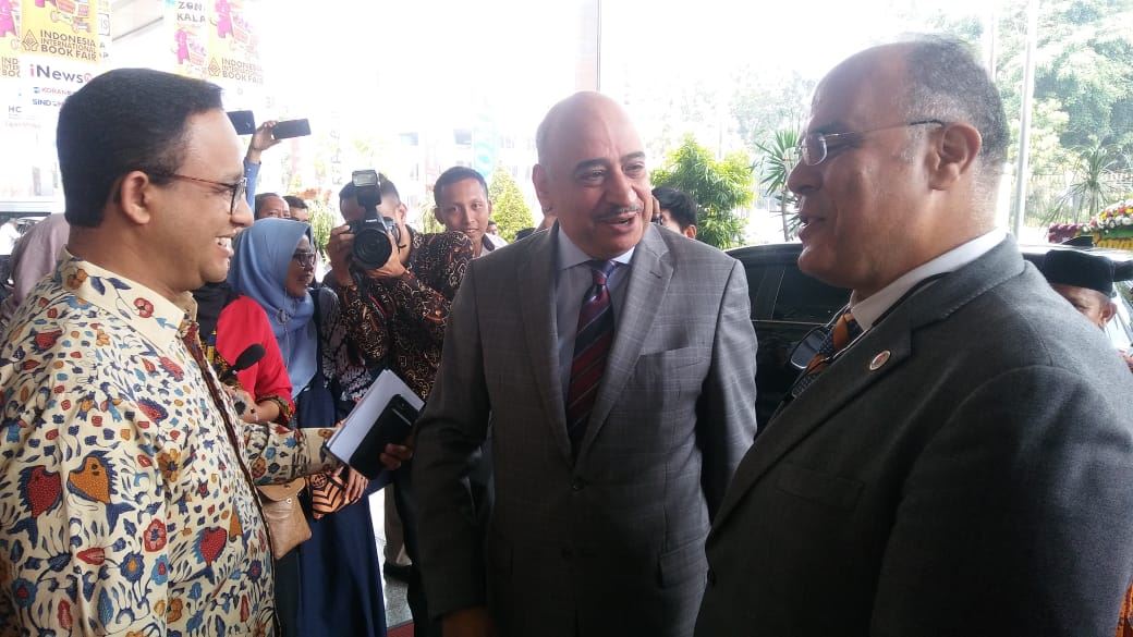 صورة للفئة السفير المصري والسيد محافظ جاكارتا يفتتحا الجناح المصري في معرض إندونيسيا الدولي للكتاب